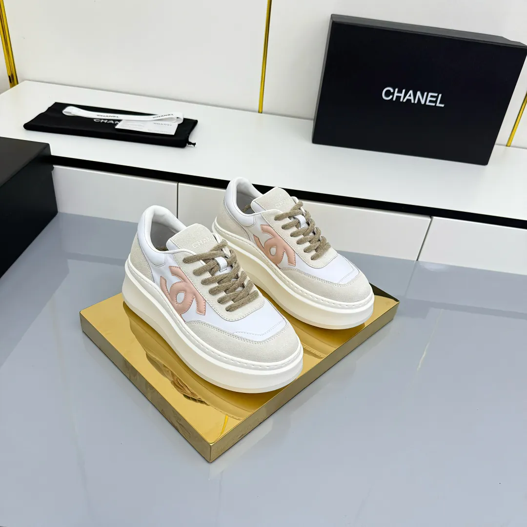 👟👟Ex-factory price 660👟👟 Top version! Chanel Chanel panda shoes! 2025 counter's top casual sports shoes. This classic design; the upper is electro-embroidered with a variety of techniques; the outsole is fashionable and sporty; the unusual inclusion of a variety of color matching elements... The diversified mix and match is very good-looking and versatile, and can be used for leisure, fashion, sports, and outdoor... ꫛꫀꪝ Go➫ Materials: ❶Upper made of: original imported first-layer silk cowhide + original waterproof cloth + original first-layer cowhide ❷Inner lining: Original Yangli+wang ❸ Outsole based on: Original TPU combination outsole Counter boutique packaging complete set for women 35–41